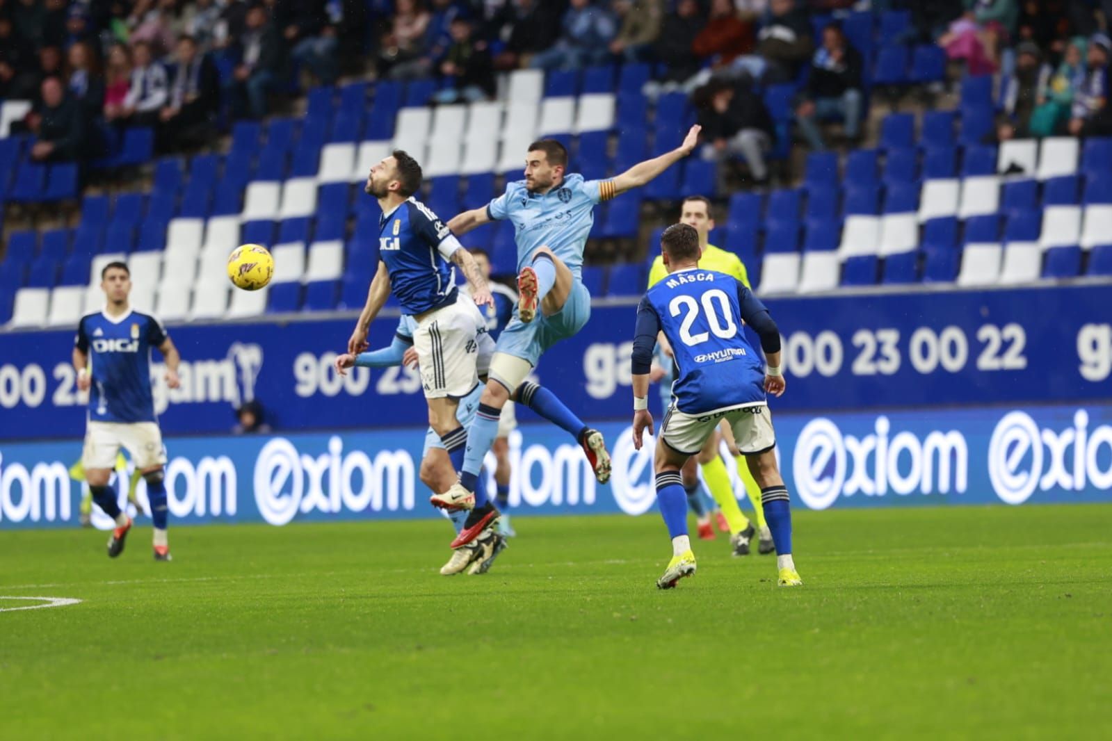 EN IMÁGENES: Ambiente y partido de un Real Oviedo-Levante pasado por agua