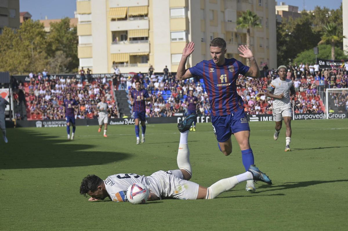 Eldense-Castellón: El Eldense sale malherido del vendaval (2-3)