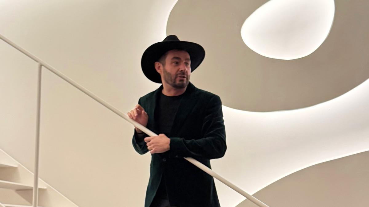Gerard Guiu, durant la inauguració del seu loft del Poblenou.