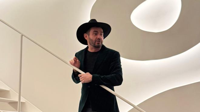 Gerard Guiu durante la inauguración de su loft del Poble Nou