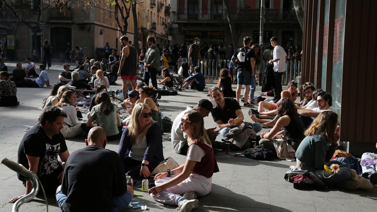 Jóvenes bebiendo en la plaza del Diamant de Barcelona, el pasado 25 de abril.