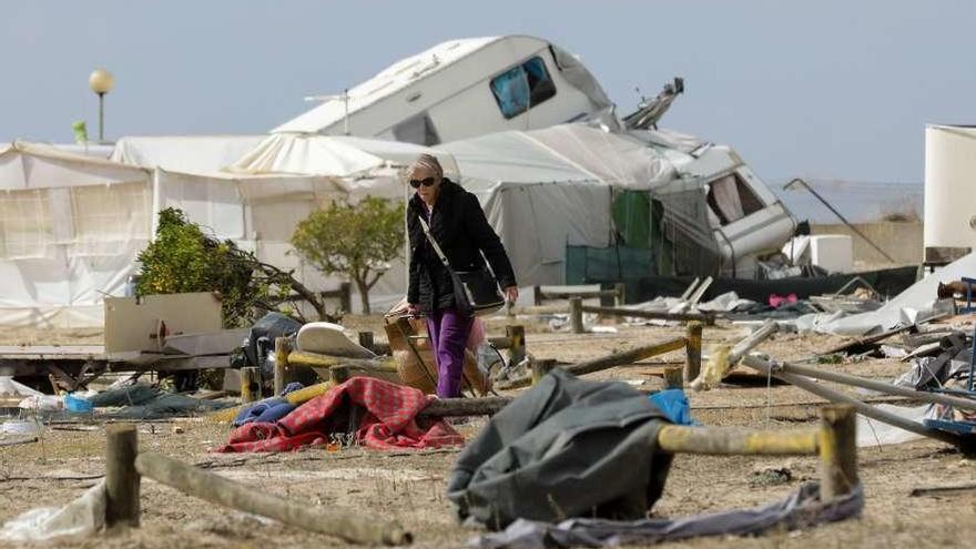 Una mujer en un &#039;camping&#039; destruido en Figueira da Foz, donde el viento alcanzó los 176 km/h.