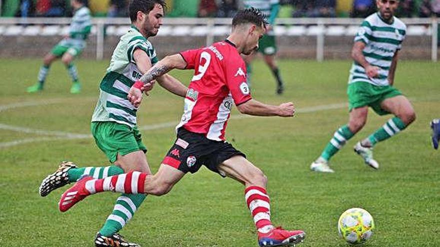 Valentín, goleador por partida doble en la última jornada, es perseguido por un rival de la Virgen del Camino.