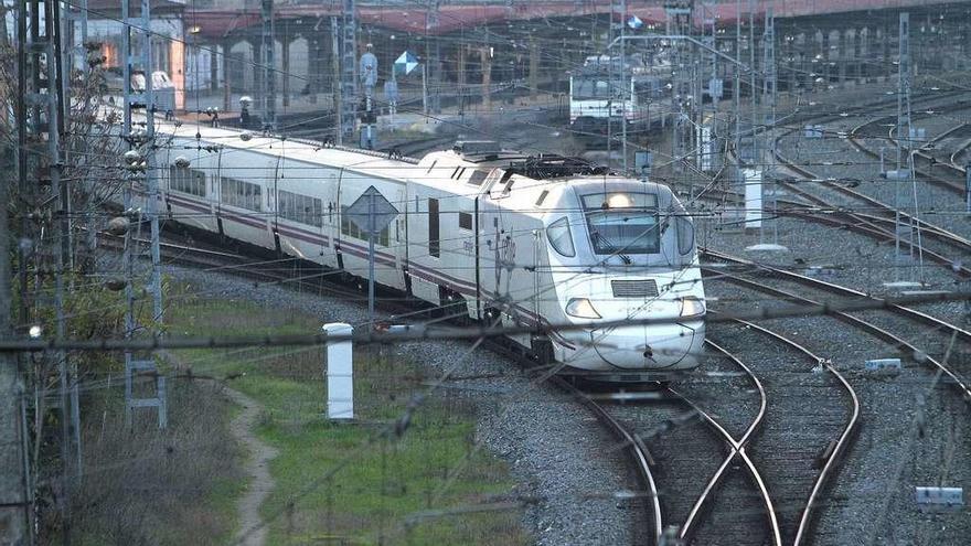 Un tren en las vías convencionales de acceso ferroviaro a la Estación Empalme. // Iñaki Osorio