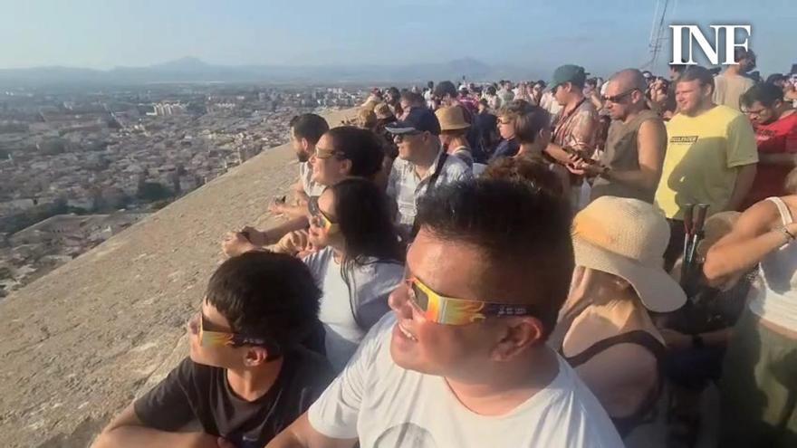 Cientos de personas esperan en el Castillo de Santa Bárbara el momento del eclipse