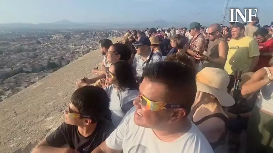 Cientos de personas esperan en el Castillo de Santa Bárbara el momento del eclipse