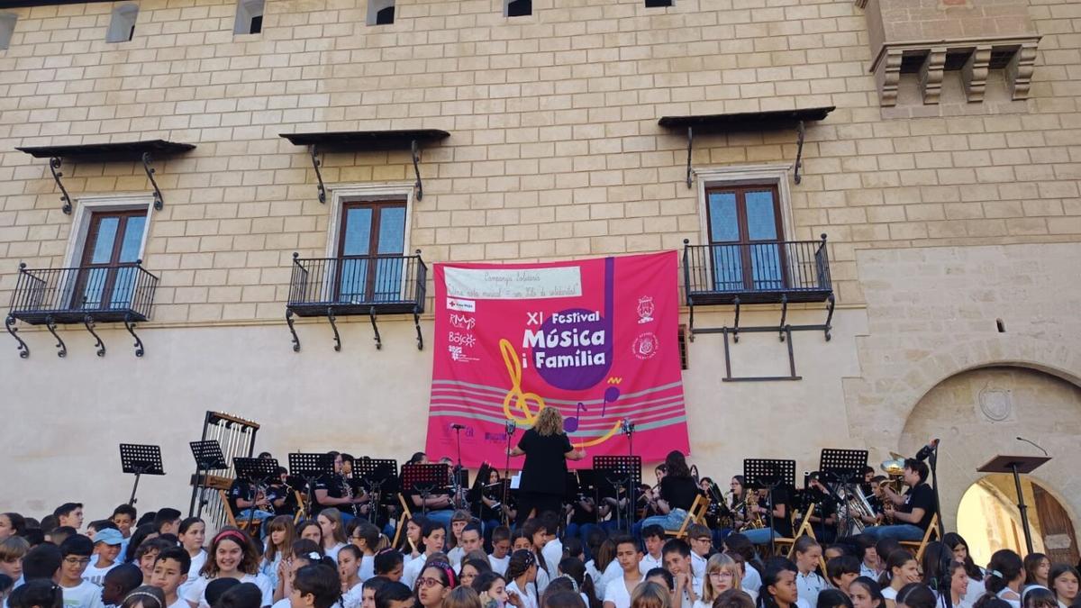 Celebració de l'últim Festival Música i Família on s'interpreta l'obra guanyadora del Concurs.