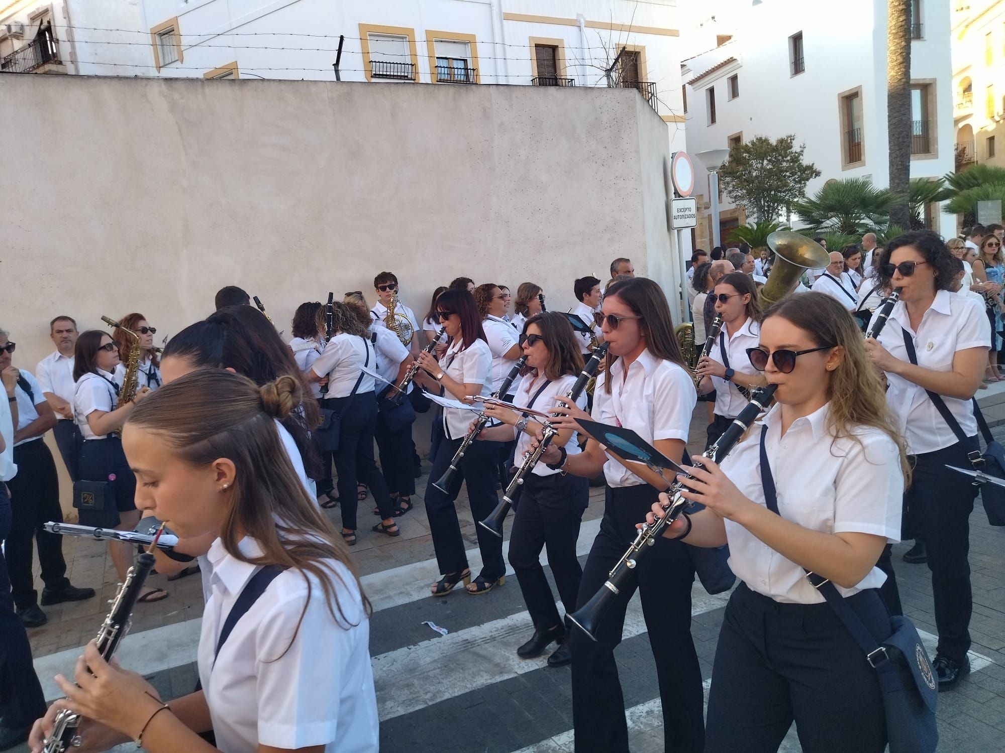 Xàbia, capital de la música: más de 800 músicos de toda la comarca llenan de vida las calles (imágenes)