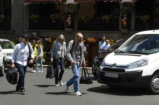 GUARDIA PARA COGER A BRAD PITT A SU LLEGADA AL ...