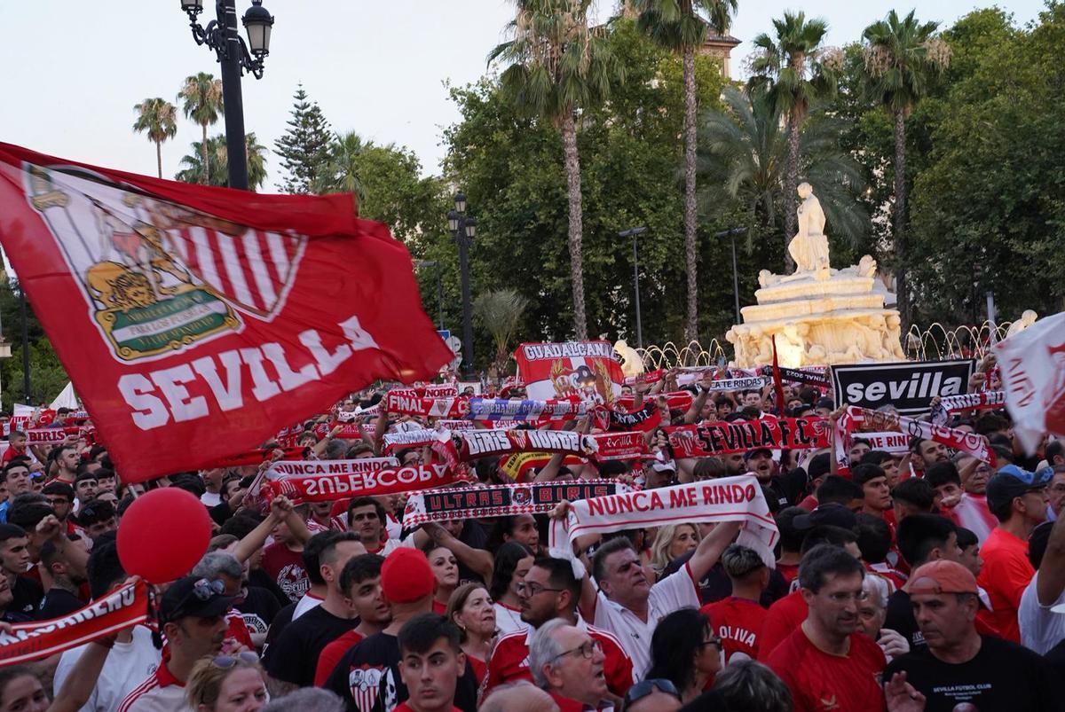 Miles de sevillistas participaron en la protesta convocada para reclamar cambios en la directiva del club. Miles de sevillistas participaron en la protesta convocada para reclamar cambios en la directiva del club.