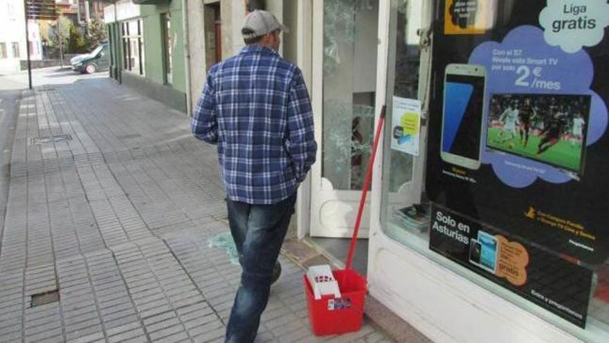 Roban en una tienda de móviles en Llanes