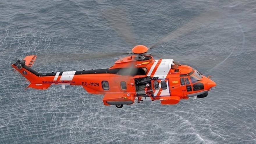 Rescatan a un hombre herido tras caer al mar en la costa de Las Salinas, en Lanzarote