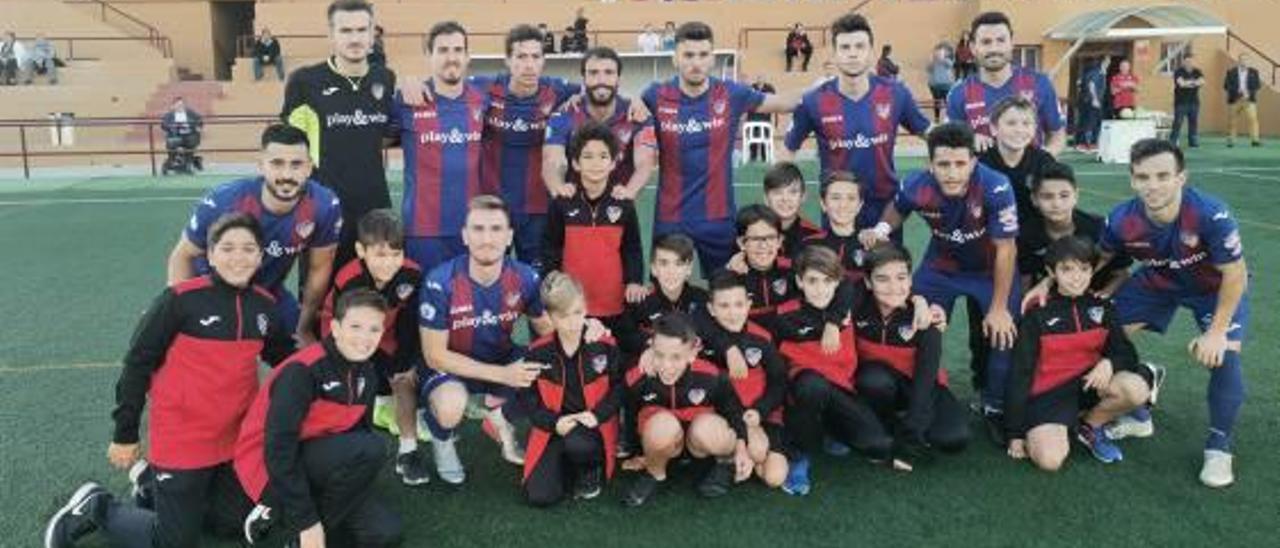 Jugadores de la UD Alzira antes del partido.