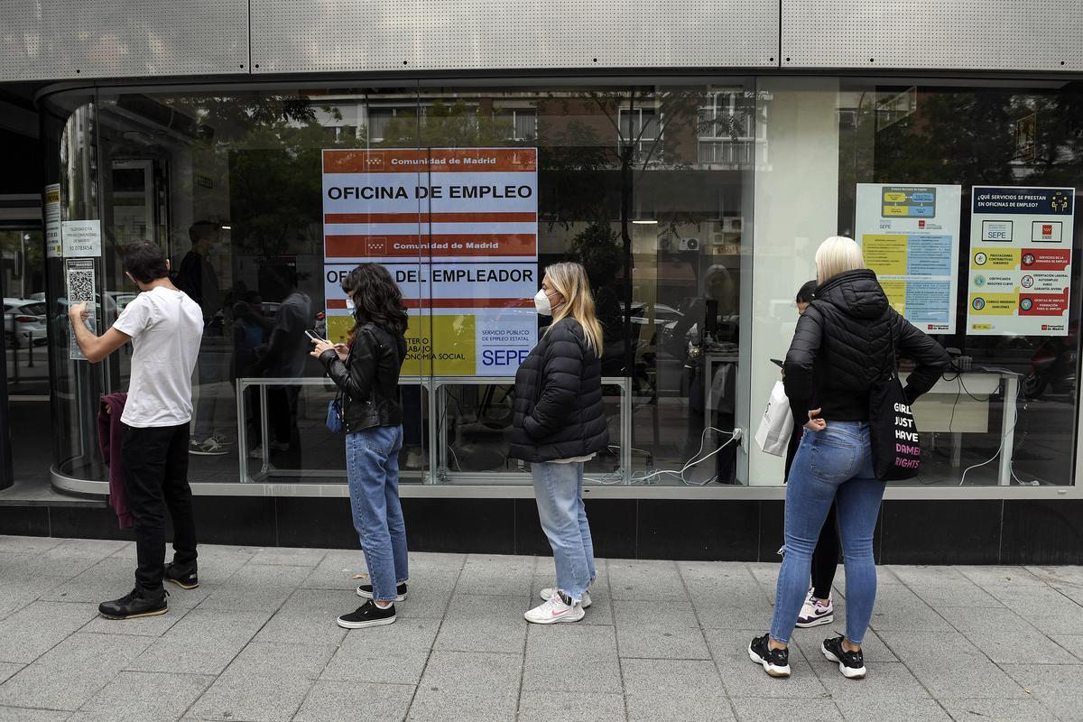 Una fila ante las puertas de una oficina de empleo en Madrid.