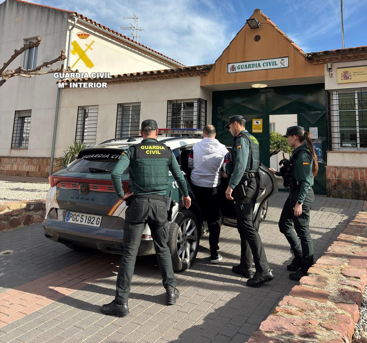 Un hombre de 36 años, detenido por robar en siete vehículos