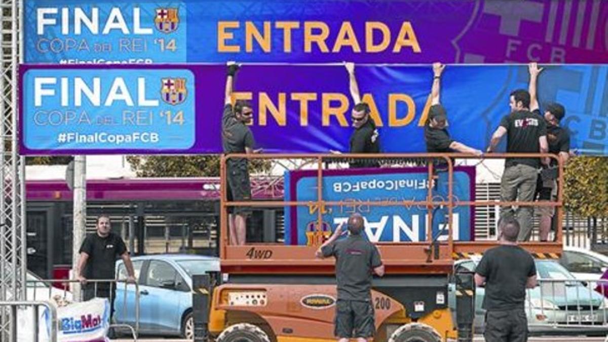 'Fan zone' 8 Preparativos en el espacio de Valencia donde se concentrarán hoy los hinchas culés.