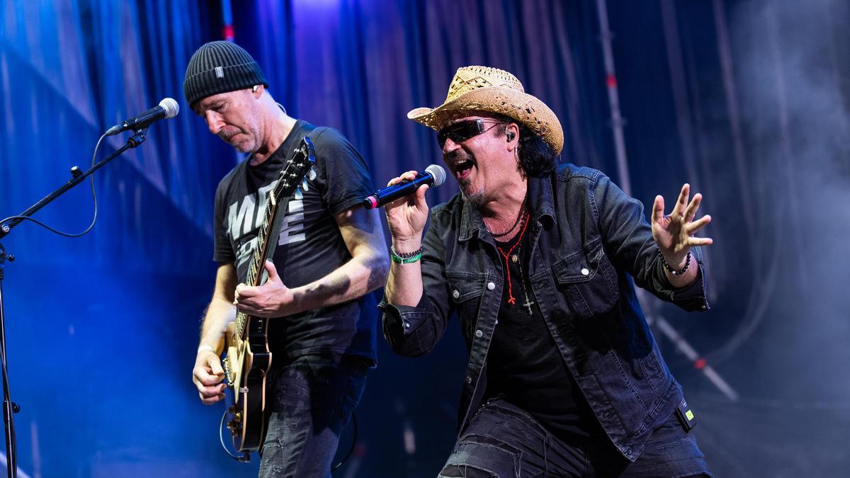 El grup tribut de U2, Please, en una actuació en directe