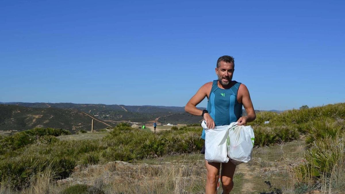"Quique Bolsitas" recogiendo basura mientras corre