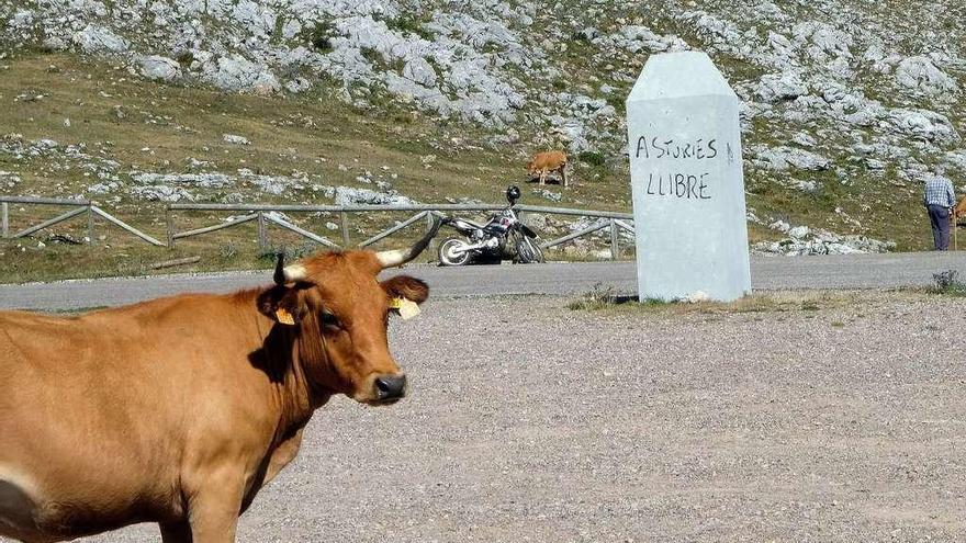 El monolito ubicado en la cima del Angliru.