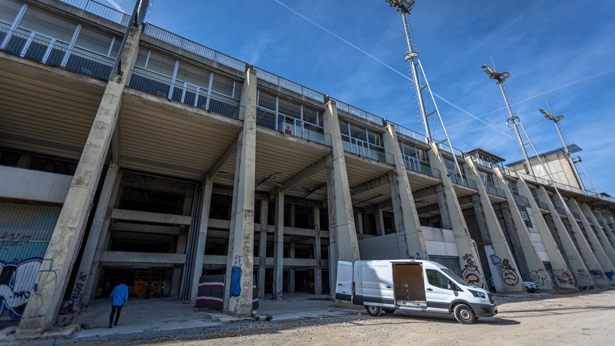 Espacio bajo las piscinas de Montjuïc donde debe ir el Institut de l'Esport de Barcelona, cuyas obras están paradas.