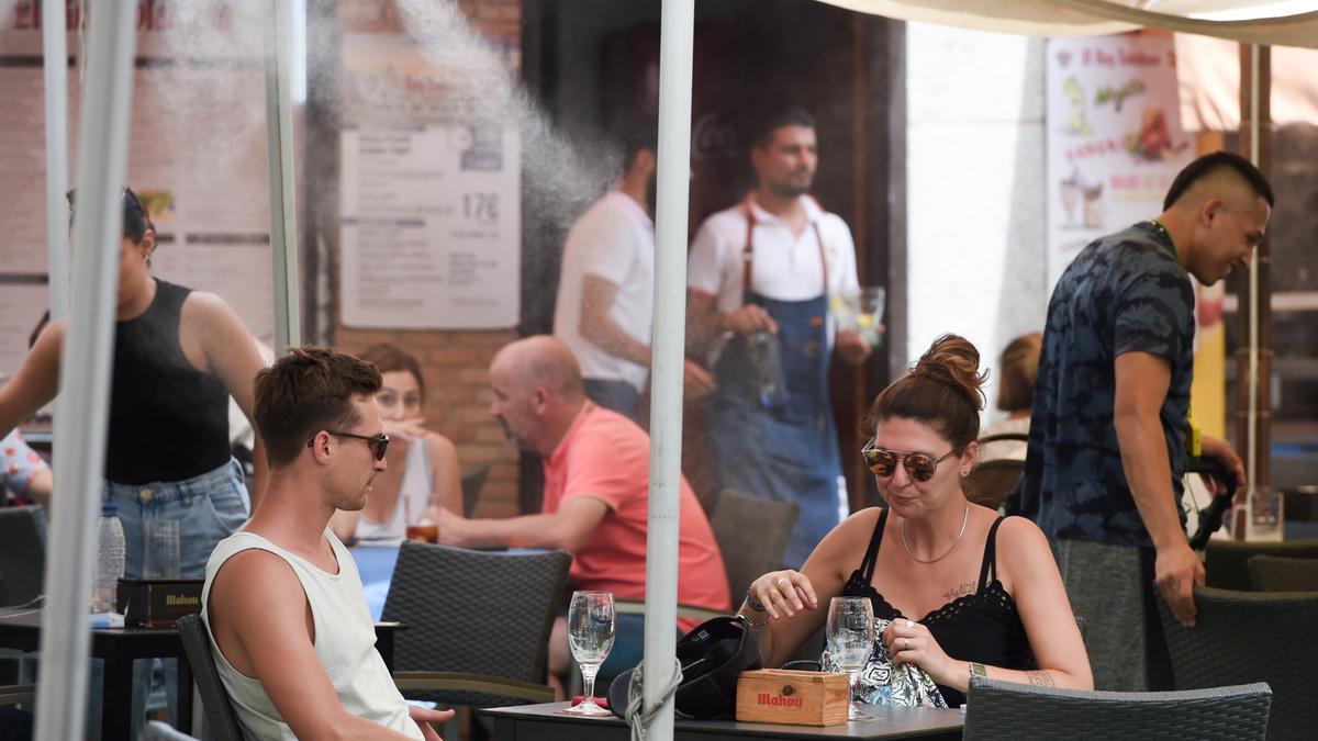 Varias personas en un bar de Castilla-La Mancha en plena ola de calor