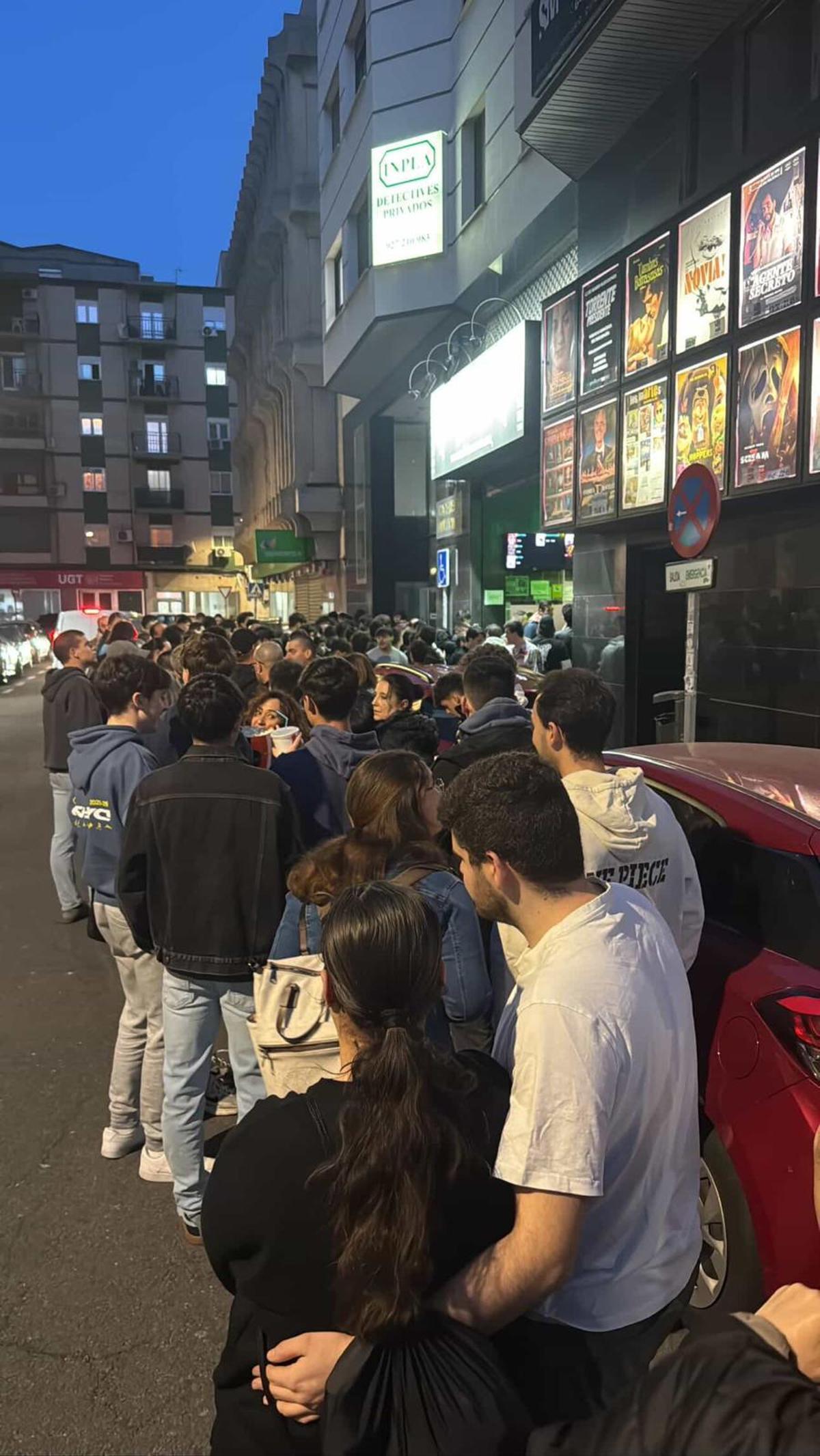 Fila que había el pasado viernes para entrar a ver 'Torrente Presidente'.