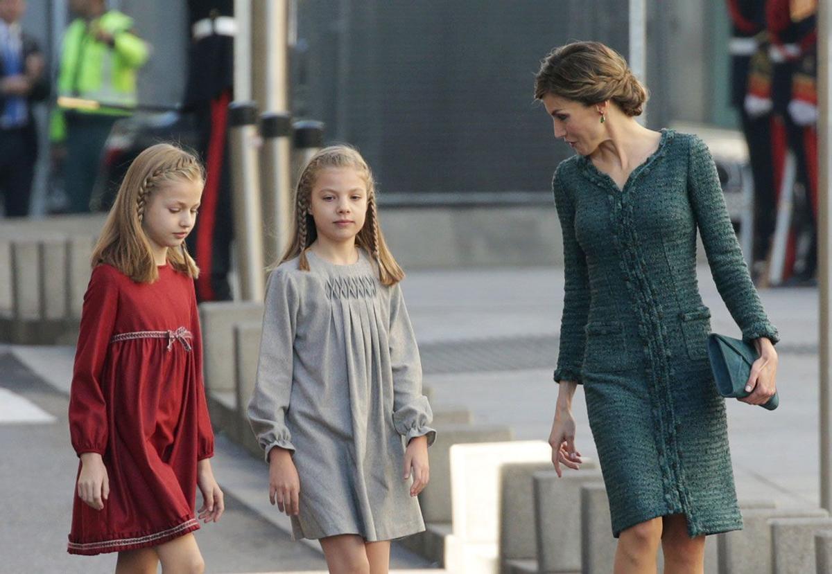 Letizia Ortiz de Felipe Varela junto a Leonor y Sofía en la ceremonia de Apertura de la XII Legislatura