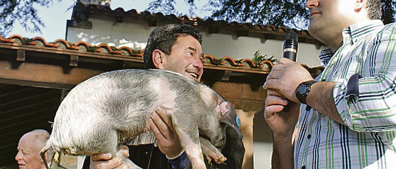 Diego Álvarez y José Manuel Carbajosa, el año pasado, en la puja de un gochu asturcelta.