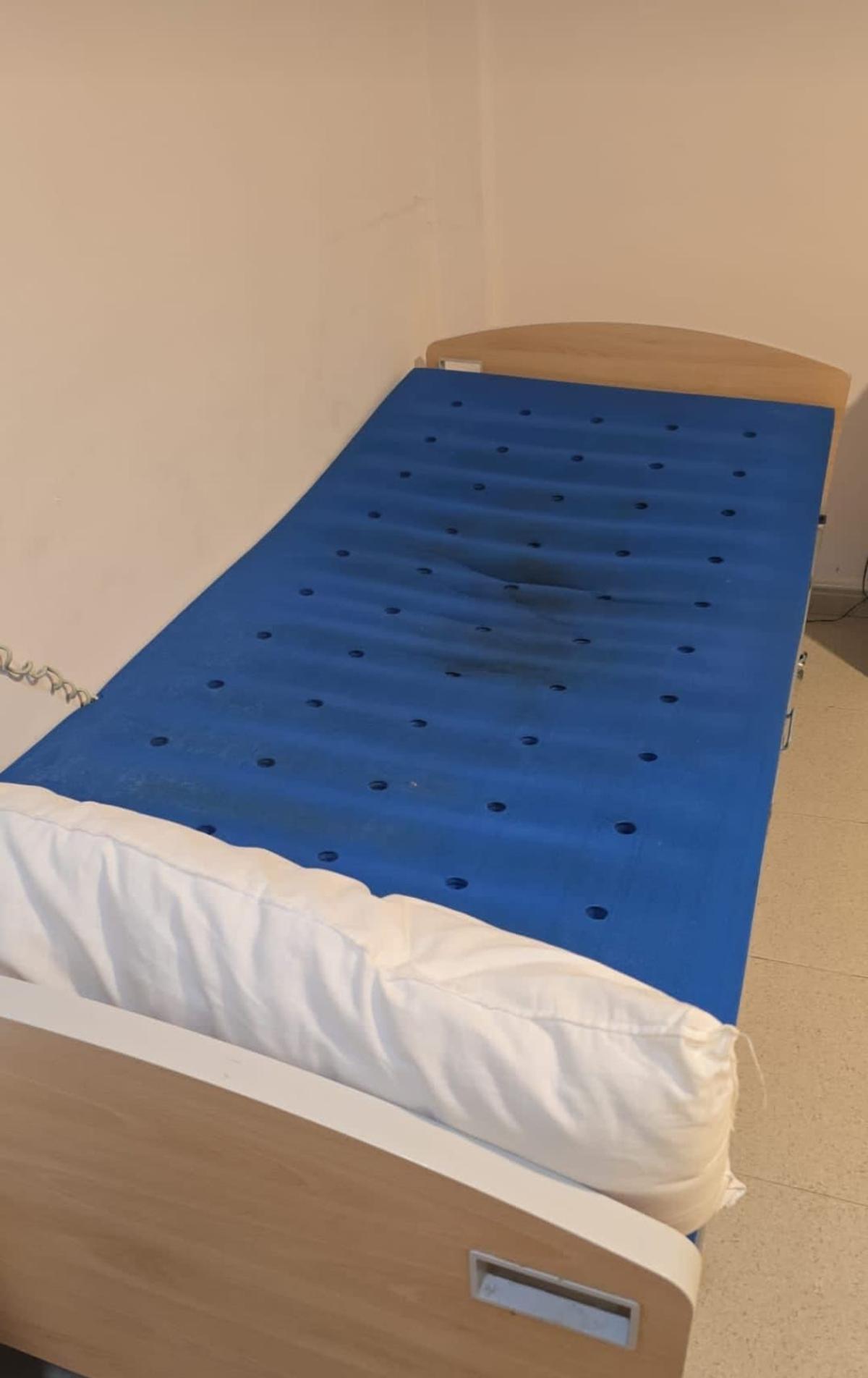 Manchas en un colchón de la residencia de ancianos de Amavir en Tías