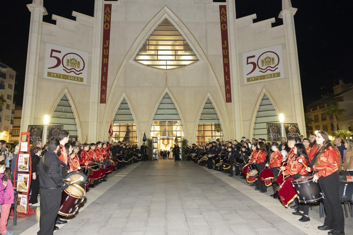 Acceso al templo del Sagrado Corazón en la plaza de Oriente con las bandas de cornetas y tambores