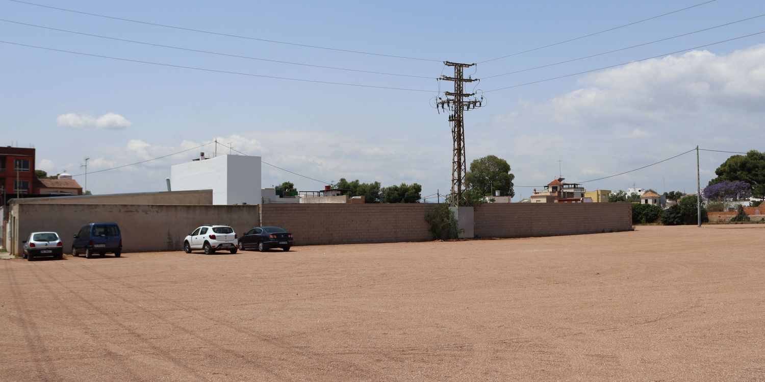En nuevo párking próximo a los campos de fútbol de Flors tiene capacidad para unos 350 vehículos.