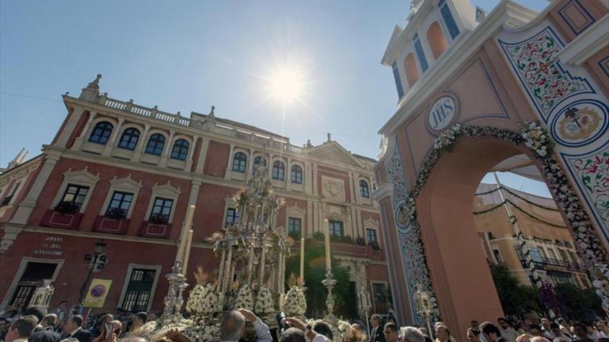 Miles de sevillanos acompañan a la procesión del corpus christi