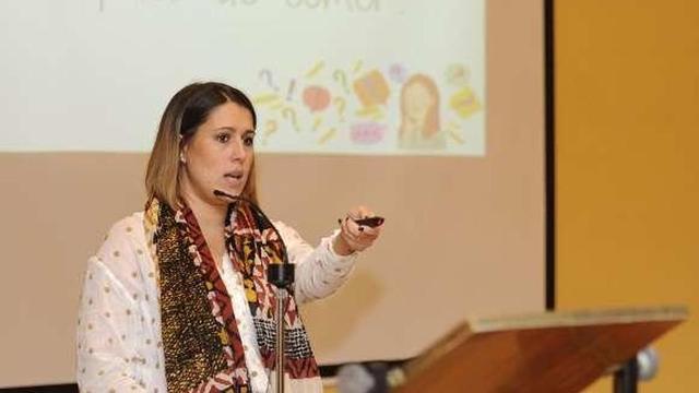 Laura Couto, durante su charla en el salón parroquial. // Bernabé/J. Lalín