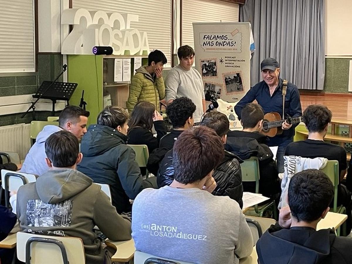 Antón Losada, en una jorndad de Ponte... nas Ondas! en el CEIP O Foxo.