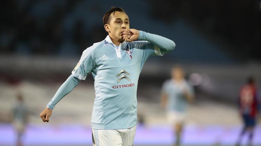 Fabián Orellana celebra un gol con el Celta // Adrián Irago