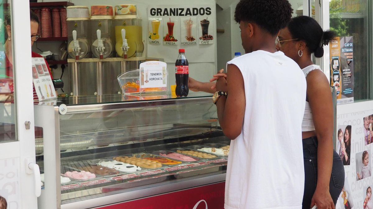 Vecinos de Alzira en busca de un refrigerio ante las altas temperaturas en la Ribera.