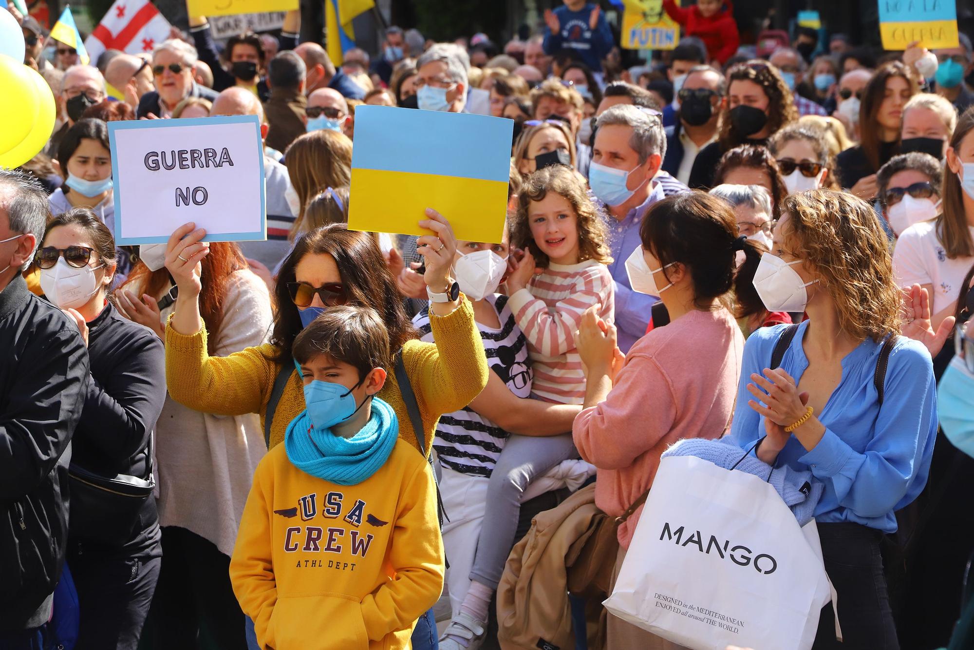 Cientos de personas se concentran contra la guerra en Ucrania en Las Tendillas