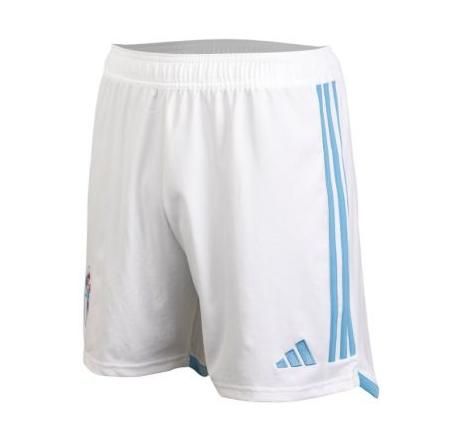 Pantalón corto: blanco con detalles azules y el esecudo semejante al de la camiseta.