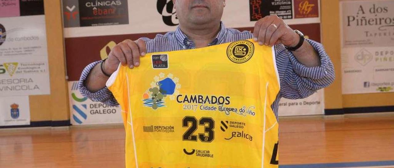 El entrenador, Chiqui Barros, recién llegado al club cambadés . // Noé Parga