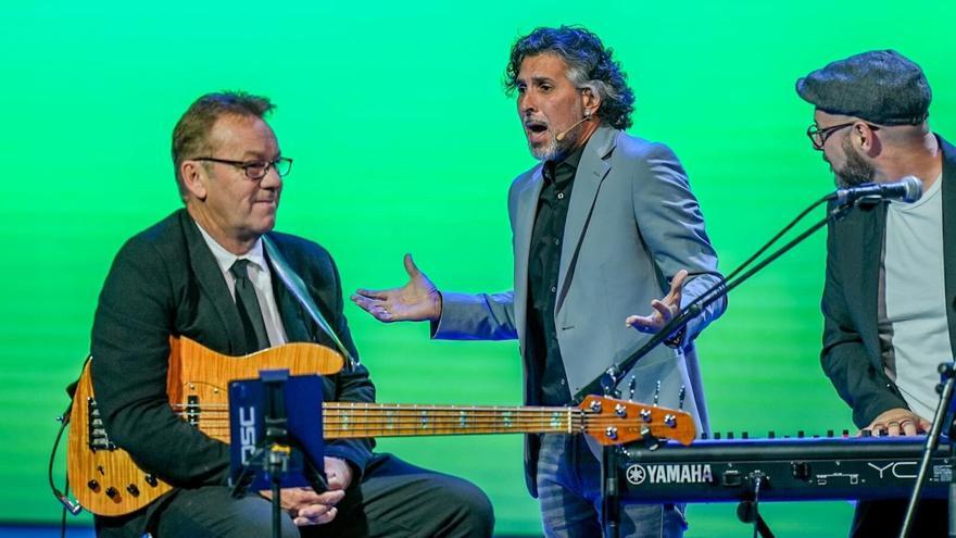 Vídeo | Arcángel deleita con su cante al plenario del Congreso andaluz