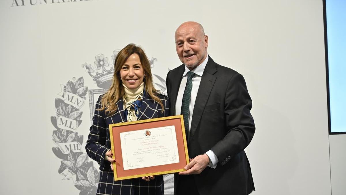 Natalia Chueca, alcaldesa de Zaragoza, entrega el diploma de embajador a Juan Antonio Corbalán.
