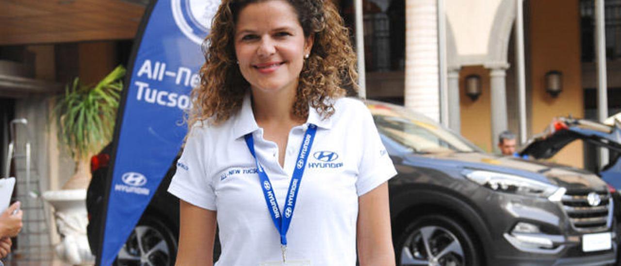 Irene Gálvez, junto al nuevo Tucson de Hyundai en Meloneras.