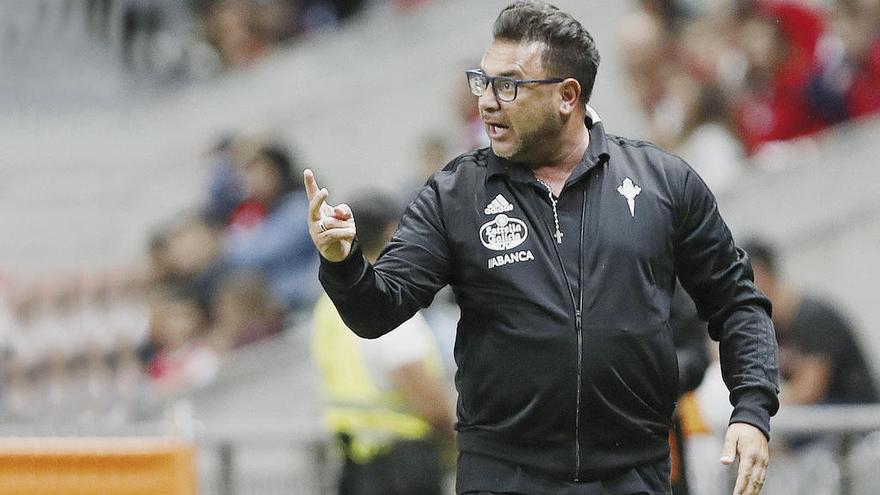 Antonio Mohamed da instrucciones a sus jugadores desde la banda durante el amistoso disputado el viernes en Braga. // Ricardo Grobas