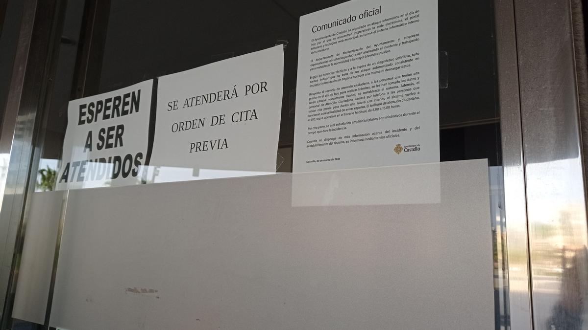 Imagen del comunicado oficial sobre el &#039;hackeo&#039; en la puerta del Palau de la Festa.