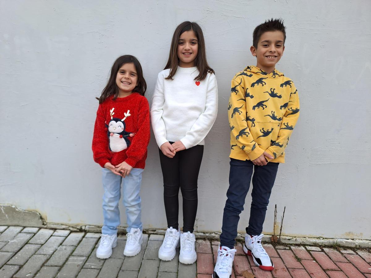 Marcos González, un niño que recibe la hormona de crecimiento, junto a sus hermanas