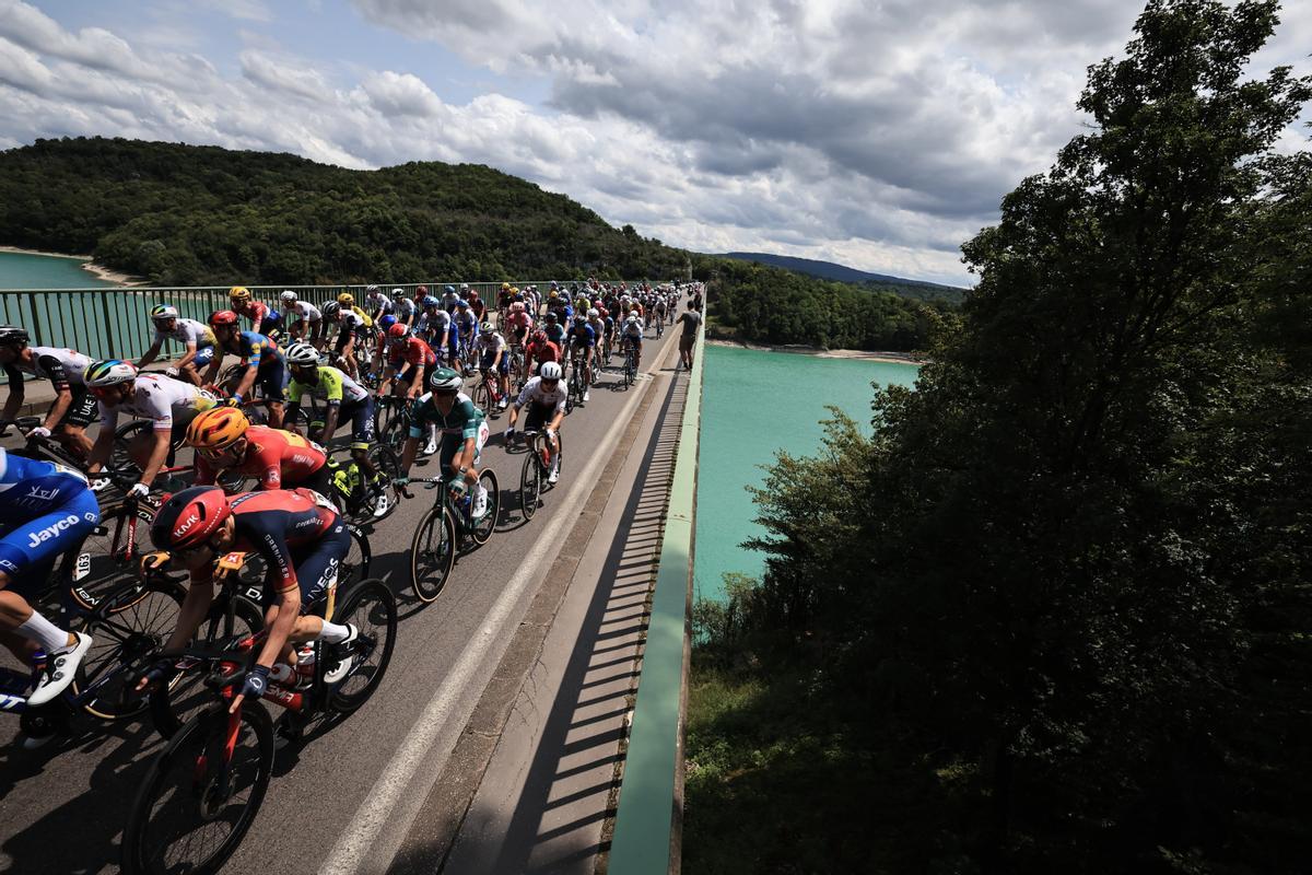 Moirans-en-montagne (France), 21/07/2023.- The peloton in action during the 19th stage of the Tour de France 2023, a 173kms race from Moirans-en-Montagne to Poligny, France, 21 July 2023. (Ciclismo, Francia) EFE/EPA/CHRISTOPHE PETIT TESSON