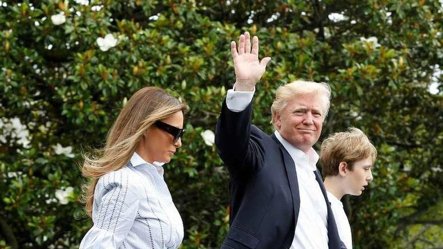 Trump, su esposa, Melania, y el hijo de ambos, Barron, ayer, rumbo a la residencia presidencial de Camp David.