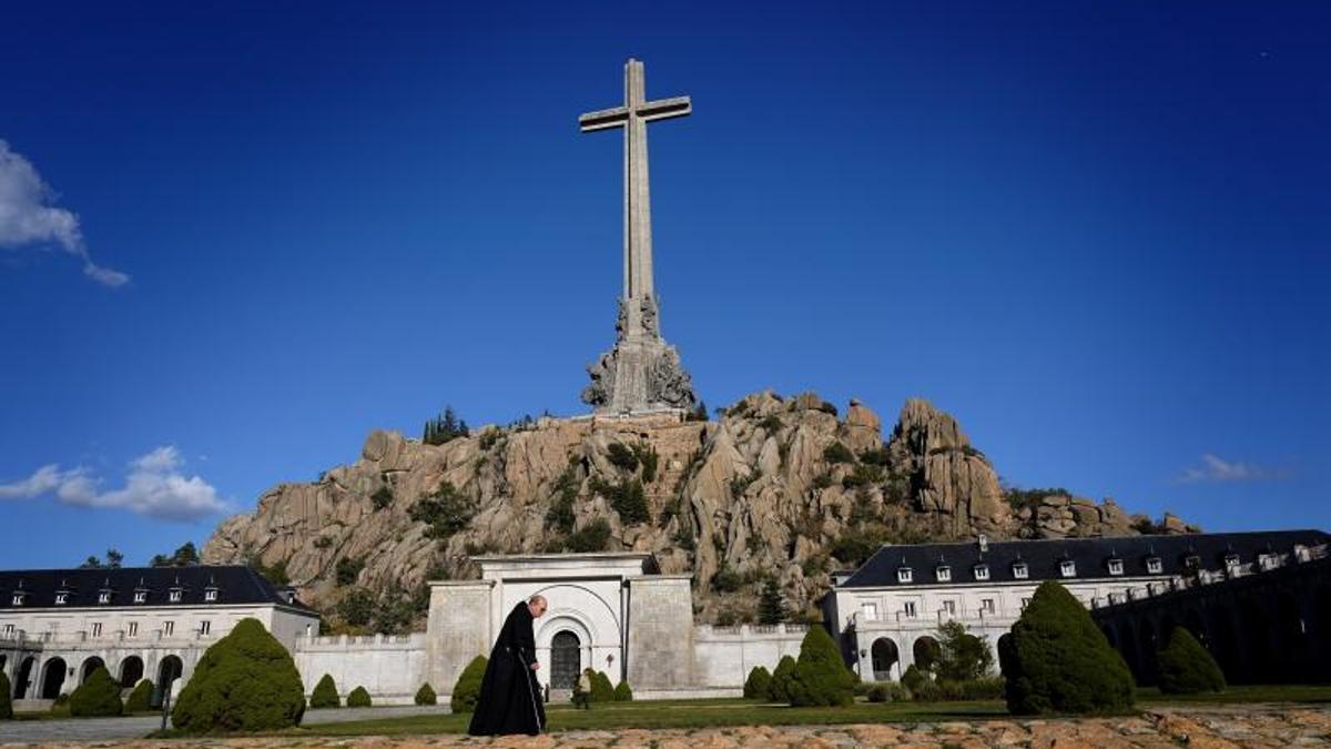 Un monje benedictino del Valle de los Caídos camina ante su abadía, situada en la trasera de la cruz. José Luis Roca