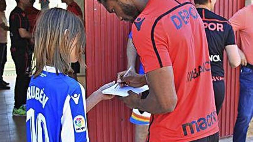 Didier Moreno firma un autógrafo a una joven aficionada en Benidorm.