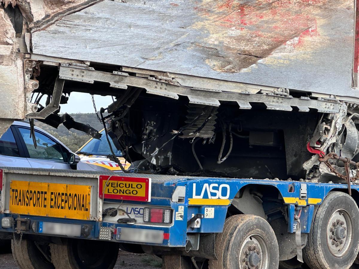 Uno de los vagones del Iryo accidentado en Adamuz es transportado por una grúa, a 23 de enero de 2026, en Audaz, Córdoba, Andalucía (España). Los trabajos en la zona del accidente ferroviario en Adamuz (Córdoba) continúan hoy centrados en la retirada de los restos de ambos trenes y la limpieza de las vías, todo ello después de que hayan finalizado las labores de emergencia tras localizarse en la tarde de este pasado jueves a las dos últimas víctimas desaparecidas, que han elevado a 45 el número de personas fallecidas en este siniestro. 23 ENERO 2026;PIXELADA Europa Press 23/01/2026. Europa Press;